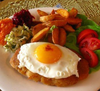 Sznycel cielęcy po wiedeńsku z jajkiem.