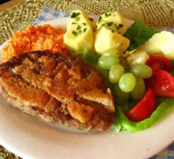 Sznycel ministerski w grzankach.