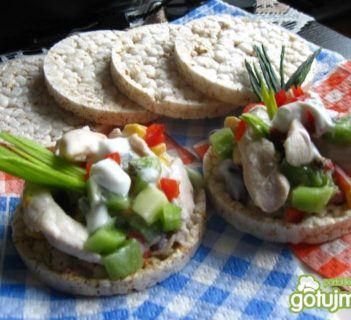 Kanapka zgotowanym kurczakiem w jogurcie z owocem.