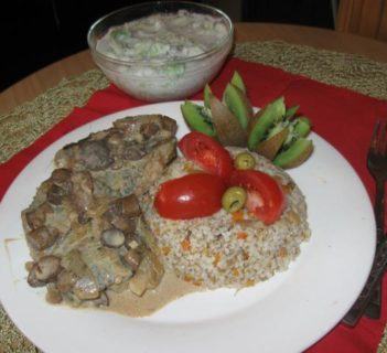 Karp smażony w sosie grzybowym.