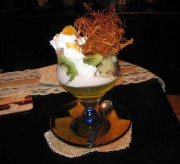 Deser owocowy z dekoracją karmelu.