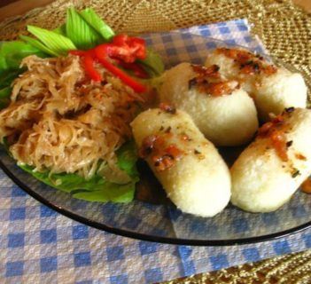 Kartacze z mięsem i kapustą zasmażaną.