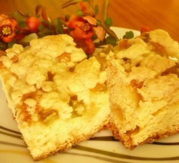 Placek drożdżowy z rabarbarem