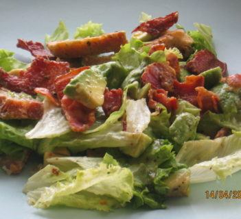 Sałatka z avokado i boczkiem