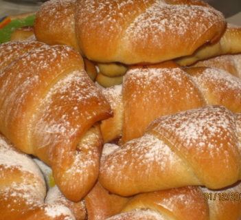 Rogaliki drożdżowe z powidłami