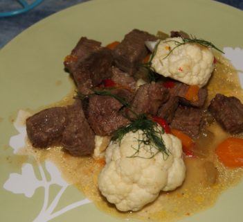 Gulasz z mięsa i kalafiora
