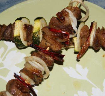 Szaszłyki z baraniny i kabaczka