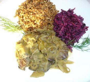 Wątróbka z cebulą i jabłkiem