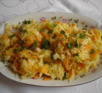 Surówka z kiszonej kapusty