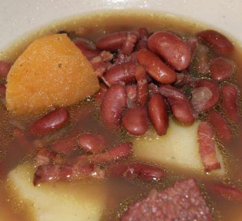 Zupa z czerwonej fasoli i boczku