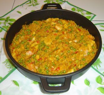 Paella z Owocami Morza i Kurczakiem