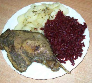 Obiadowe gęsie udo z ziemniakami i buraczkami