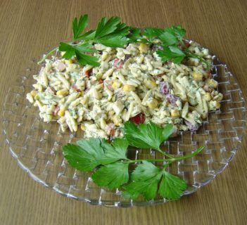 Sałatka z Makaronem Ryżowym