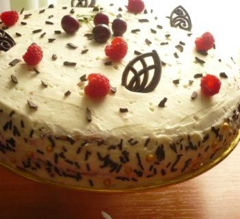 Tort malinowy z kremem jogurtowym
