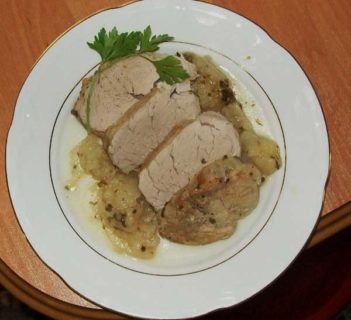 Polędwiczka wieprzowa duszona z jabłkami i cebulą.