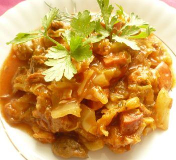 Bigos z młodej kapusty