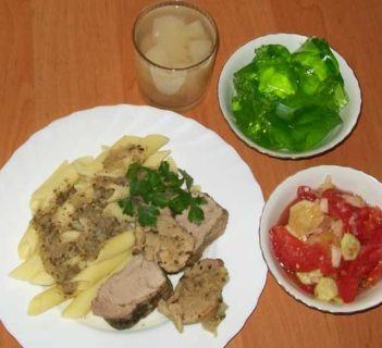 Polędwiczki,makaron,sałatka ukraińska,kompot,deser