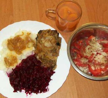 Żeberka,ziemniaki,buraczki,sałatka, kompot