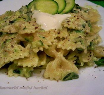 Farfalle w sosie śmietankowo-cukiniowym