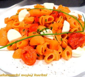 Makaron /kolanka/ pomidorowo-marchewkowy