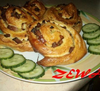 Drożdżowe roladki z boczkiem