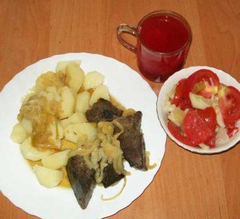 Wątróbka smażona,ziemniaki , sałatka,kompot