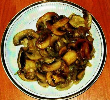 Pieczarki smażone z cebulą