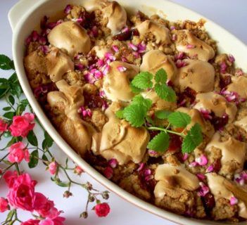 Owoce pieczone z kruszonką, bezą i różą