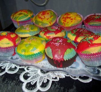 Kolorowe muffiny z różanym lukrem