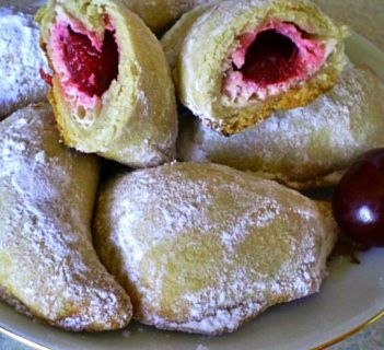 Pierożki serowe-wiśniowe