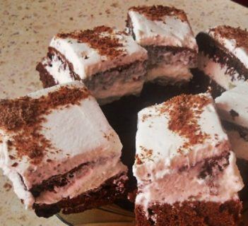 Czekoladowe ciacho z bitą śmietaną